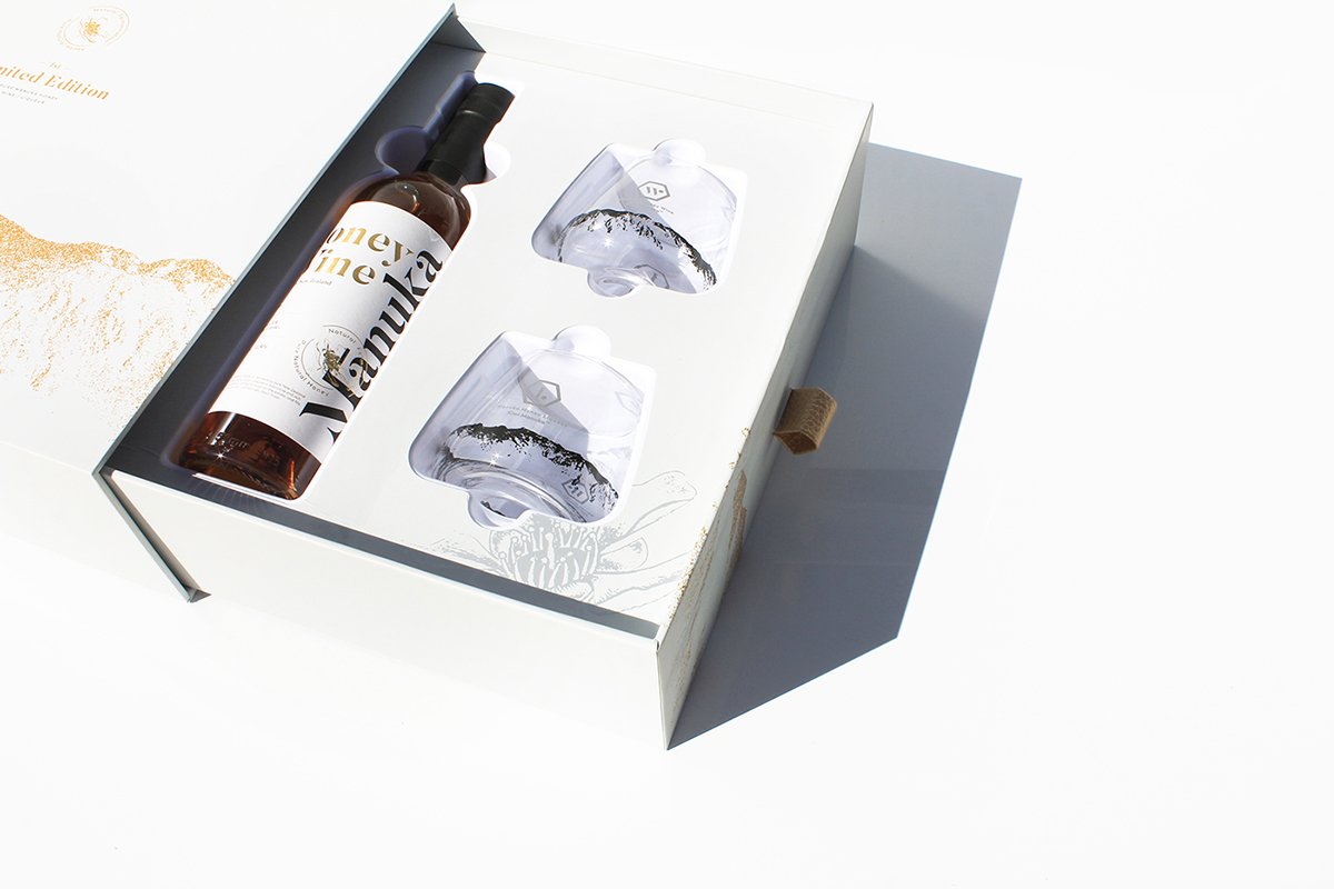 MānukaHoney蜂蜜風味葡萄酒品牌包裝設計欣賞 MānukaHoney蜂蜜風味葡萄酒品牌包裝設計欣賞,葡萄酒品牌,酒品牌設計,酒品牌策劃,酒品牌全案策劃,酒品牌形象塑造,深圳品牌設計,深圳品牌策劃,深圳品牌全案策劃,深圳品牌形象塑造,左右格局